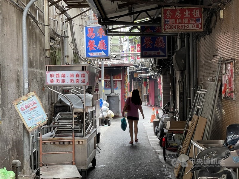 國內14日新增29例武漢肺炎本土病例,其中7例感染源不明。疫情指揮中心指揮官陳時中表示,由於足跡仍有疑慮待調查,暫不升級第三級警戒。圖為萬華龍山寺附近商家大都沒營業,街上冷清許多。中央社記者王飛華攝 110年5月14日
