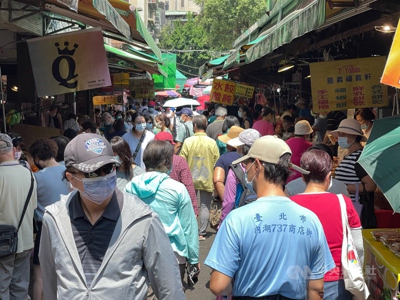 武漢肺炎疫情嚴峻,台北市內湖傳統市場15日上午出現採買人潮,市場民眾配合防疫都戴上口罩。中央社記者王飛華攝 110年5月15日