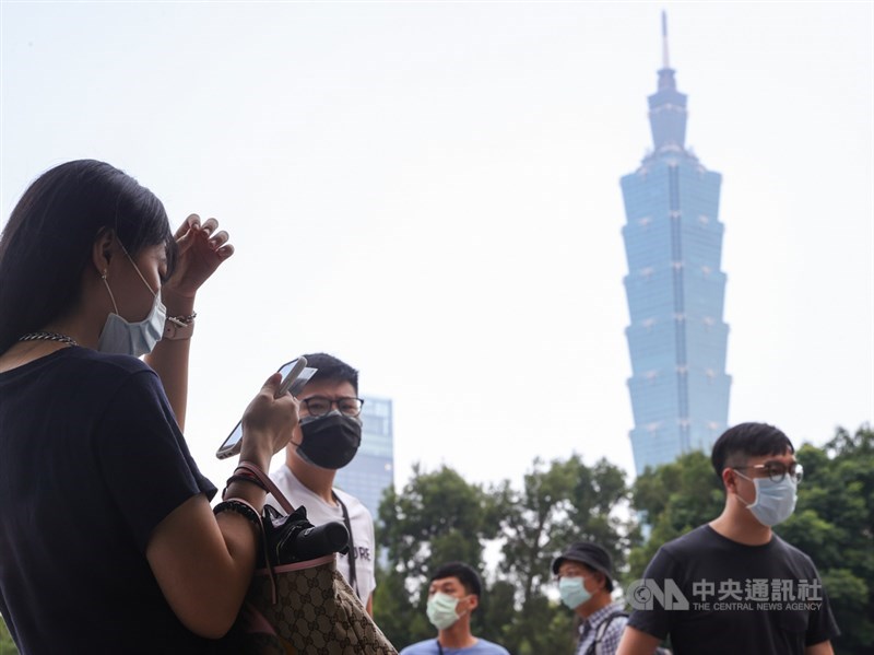 武漢肺炎疫情急遽升溫,中央流行疫情指揮中心15日公布國內新增185例確定病例,分別為180例本土及5例境外移入。圖為台北民眾在戶外也配戴口罩活動。中央社記者謝佳璋攝 110年5月15日