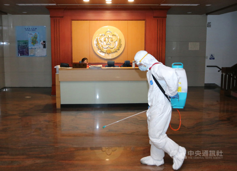 法務部15日呼籲,值此疫情非常時刻,全民都有責任堅守防疫陣線,每個人都要遵守防疫規定,若恣意違反防疫規定者,政府將強力執法。圖為司法新廈15日進行全面噴消,強化防疫。中央社記者蕭博文攝 110年5月15日