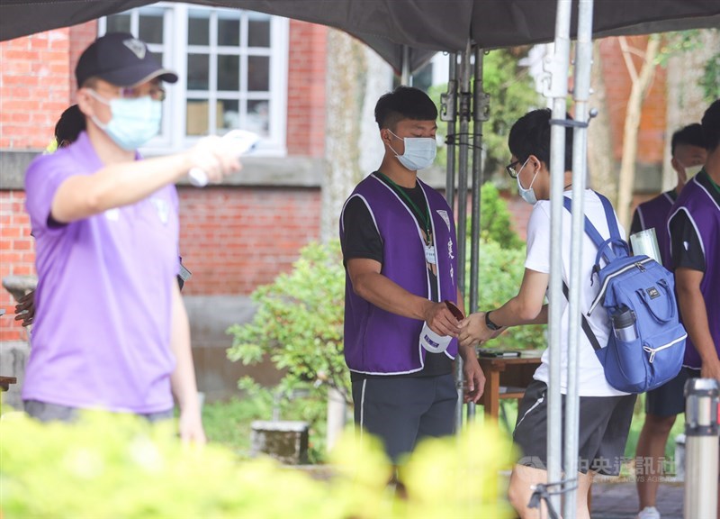國中教育會考15日登場,因應武漢肺炎(2019冠狀病毒疾病,COVID-19)疫情,考生進入考場需進行手部消毒,加強防疫。中央社記者謝佳璋攝 110年5月15日