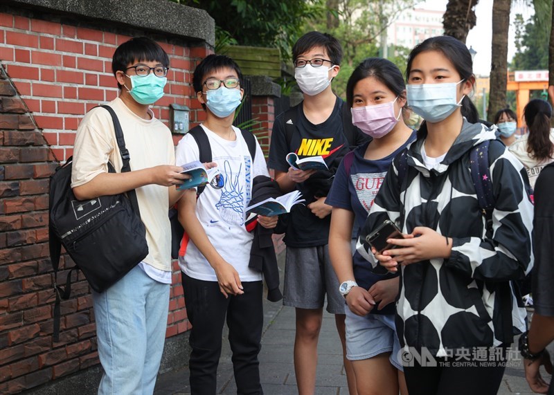 國中教育會考15日登場,受到武漢肺炎(2019冠狀病毒疾病,COVID-19)疫情影響,會考防疫包括全程戴口罩、量體溫等措施。中央社記者謝佳璋攝 110年5月15日