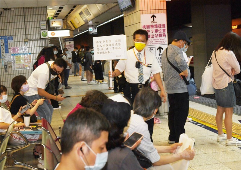 配合中央防疫政策，台鐵宣布即日起各級對號列車禁止站票，持電子票證搭乘者只能搭乘區間車。台鐵加派人員在月台舉牌加強宣導。中央社記者施宗暉攝 110年5月15日