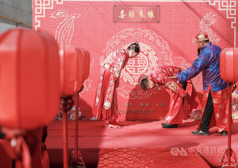 中國雲南富寧縣近日公告新規,管制婚、喪禮禮金、邀請人數,且須向政府申請。這項規定在網路引起正反論戰。圖為去年10月河北文安縣農村,一對正在舉行中式婚禮的新人。(中新社提供)中央社 110年5月15日