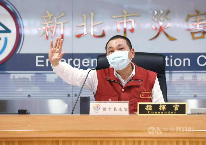 新北市長侯友宜15日表示,中央與地方想法都有一致性,希望透過調整防疫策略,全面圍堵武漢肺炎病毒,同心齊力抗疫。侯友宜也指出,新北早已對三級管制做好準備與多次提出建議,也樂見中央提升防疫等級。(新北市府提供)中央社記者黃旭昇新北市傳真 110年5月15日