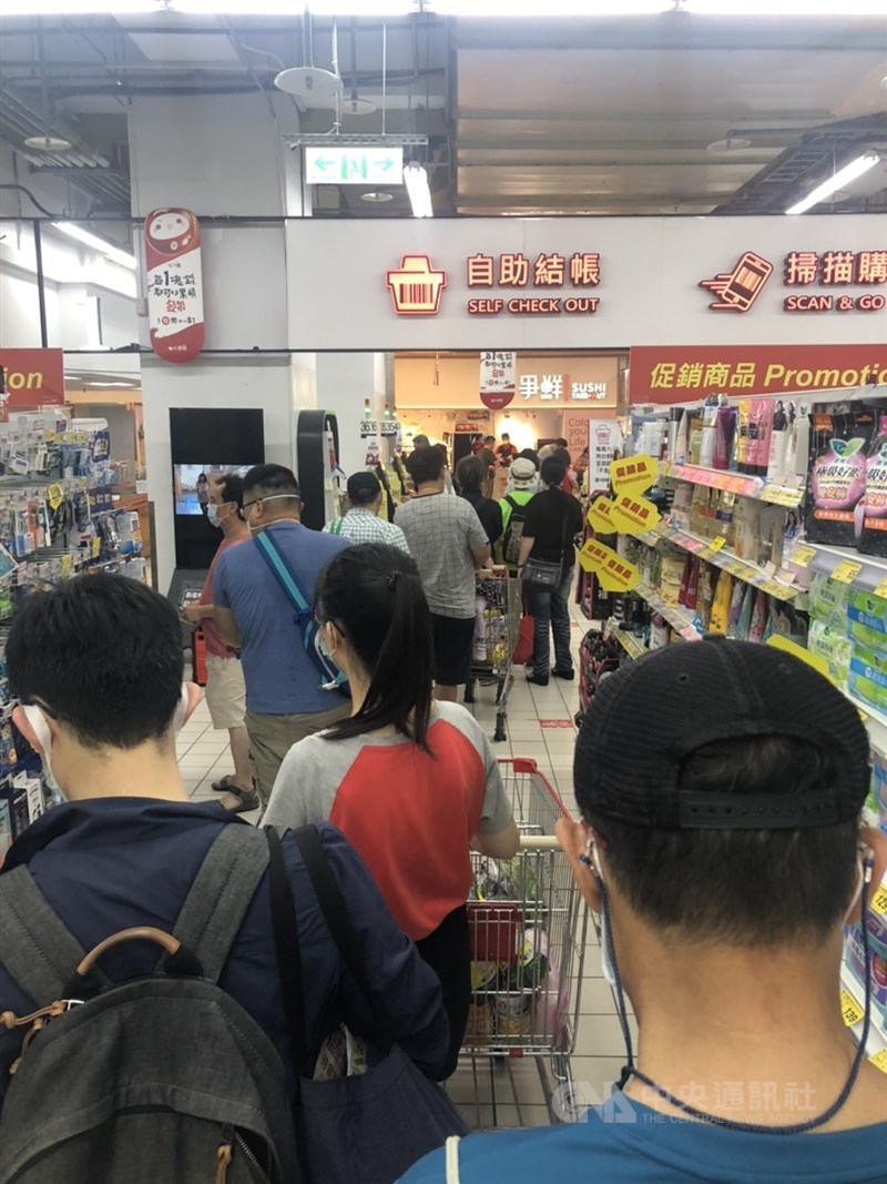台北市、新北市5月15日起至5月28日升級第三級警戒,15日上午有超市已見人潮。(中央社)