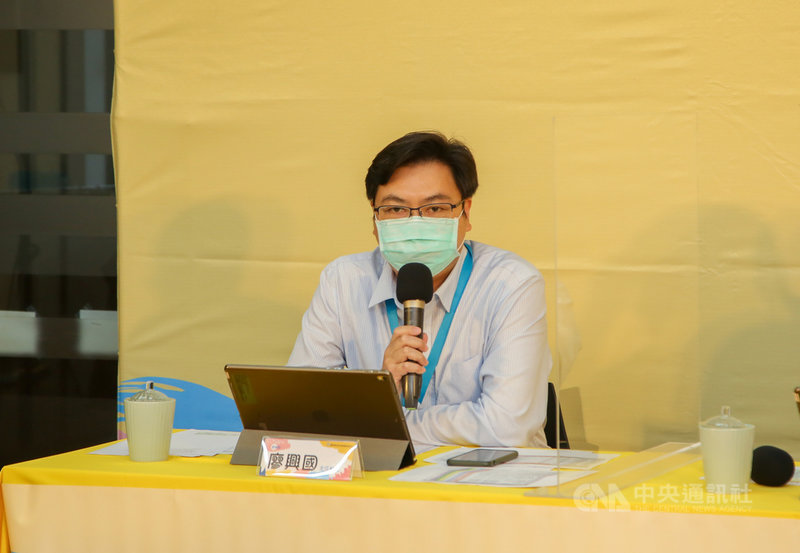 教育部主秘廖興國15日表示,即日起至6月8日,請各級學校依疫情指揮中心規定,評估是否辦理畢業典禮、畢業旅行或校外教學,無法達到防疫標準則應延後辦理或停辦,畢業典禮若需辦理,建議採線上轉播方式;第3級警戒區域學校應延後或暫停辦理前述活動。(教育部提供)中央社記者許秩維傳真 110年5月15日