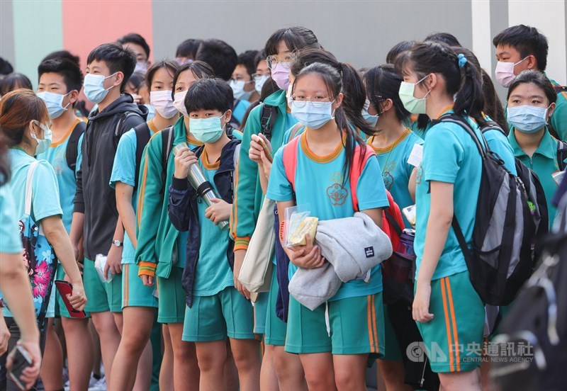國中教育會考15日登場,受到武漢肺炎(2019冠狀病毒疾病,COVID-19)疫情影響,考生戴口罩排隊準備進入考場。中央社記者謝佳璋攝 110年5月15日