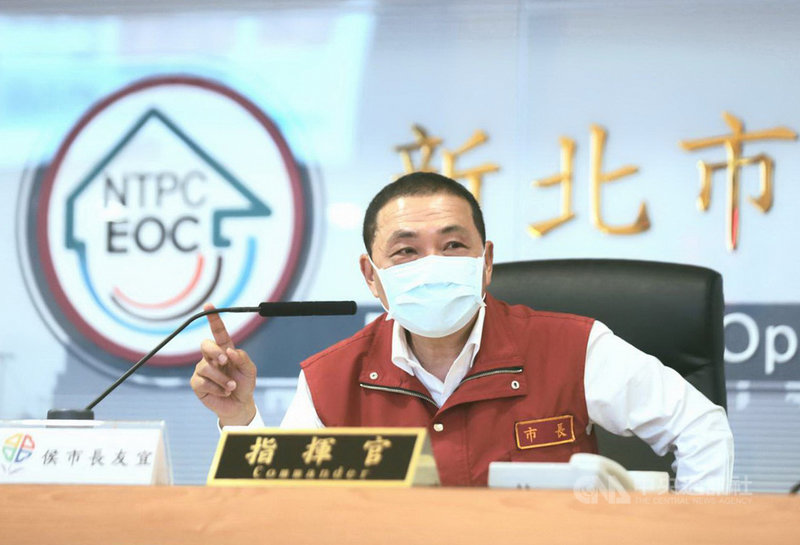 配合雙北地區防疫升至第3級警戒,新北市長侯友宜15日在記者會中指出,婚、喪禮須落實「實聯制」、參加賓客要保持社交距離,並加強會場消毒,精簡公祭規模,追悼會禮廳人數也要分級。(新北市政府提供)中央社記者黃旭昇新北市傳真 110年5月15日