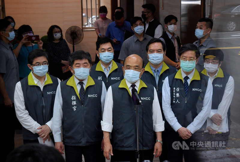 行政院長蘇貞昌(前中)15日前往視察「嚴重特殊傳染性肺炎中央流行疫情指揮中心」,在中心指揮官陳時中(前左2)等人陪同下進入中心內,並發表談話。中央社記者王飛華攝 110年5月15日