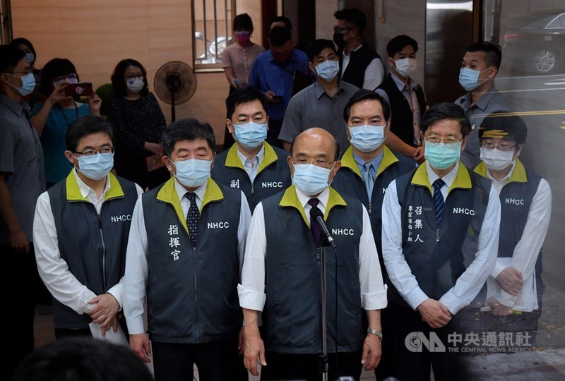 行政院長蘇貞昌(前中)15日前往視察「嚴重特殊傳染性肺炎中央流行疫情指揮中心」,在中心指揮官陳時中(前左2)等人陪同下進入中心內,並發表談話。中央社記者王飛華攝 110年5月15日