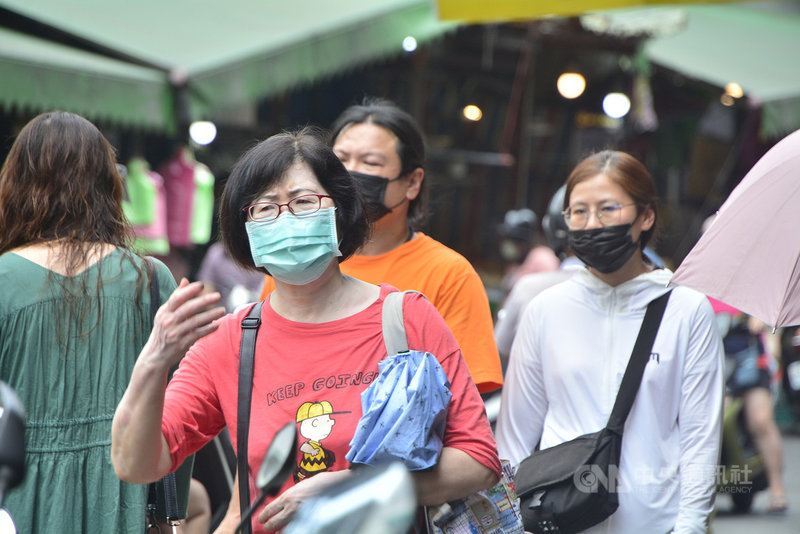 雙北地區15日起進入防疫第3級警戒,民眾只要外出就需全程配戴口罩。圖為新北市傳統市場15日可見不少消費者採買,皆有配合戴口罩防疫。中央社記者黃旭昇新北市攝 110年5月15日