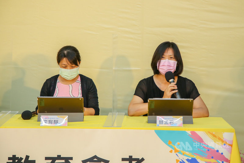 教育部15日下午舉辦國中教育會考記者會,邀請嘉義縣東石國中教師李育靜(左起)、苗栗縣烏眉國中校長林孟君分析寫作測驗試題。解題老師認為,題目有助青少年反思失敗經驗,進而了解、接納自己。(教育部提供)中央社記者陳至中台北傳真 110年5月15日