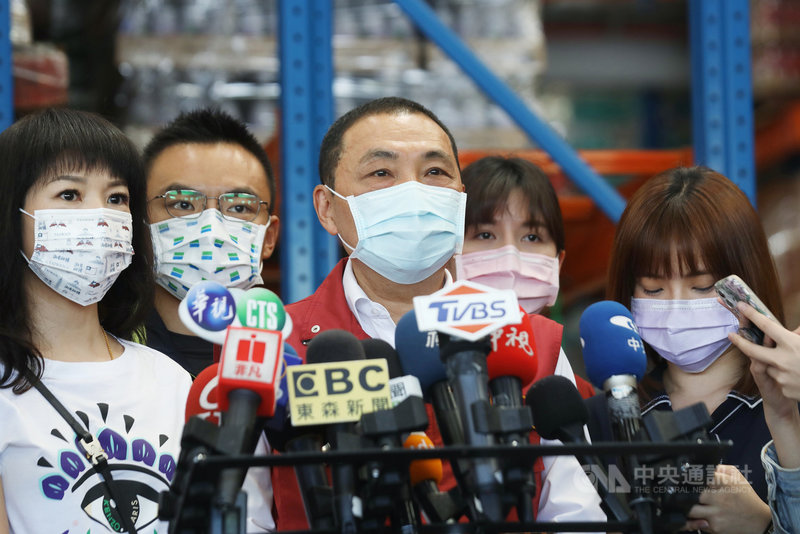 新北市長侯友宜(中)15日表示,獅子會某確診成員聲稱女兒出國,後來卻發現女兒也確診,「造成人民的恐慌,這非常不應該」。侯友宜說,已責成衛生局依法重罰新台幣30萬元,絕不寬貸。(新北市政府提供)中央社記者黃旭昇新北市傳真 110年5月15日