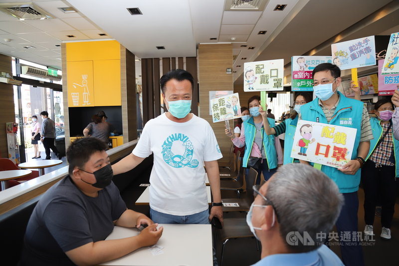 嘉義縣長翁章梁(前左2)15日到位於民雄鄉的賣場及速食店視察防疫措施,責成相關局處針對營業場所等處加強督導稽查,提醒大家外出時務必戴口罩、勤洗手,保持社交距離。中央社記者姜宜菁攝 110年5月15日