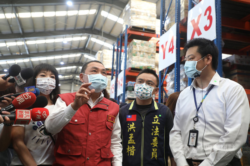 新北市長侯友宜(左2)15日視察全台物流公司位於林口的物流中心表示,民生與防疫物資如罐頭、泡麵、衛生紙、白米、口罩、消毒液等存貨皆充裕,呼籲民眾無須搶購。(新北市政府提供)中央社記者黃旭昇新北市傳真 110年5月15日