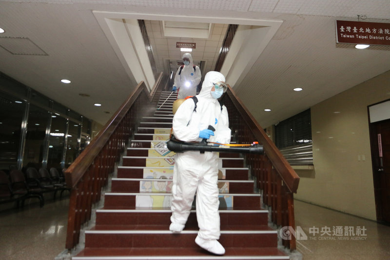 因應防疫需求,法務部、台北地方法院、台北地檢署所在的司法新廈15日也派員全面清潔消毒,工作人員仔細作業,每個角落都不放過。中央社記者蕭博文攝 110年5月15日