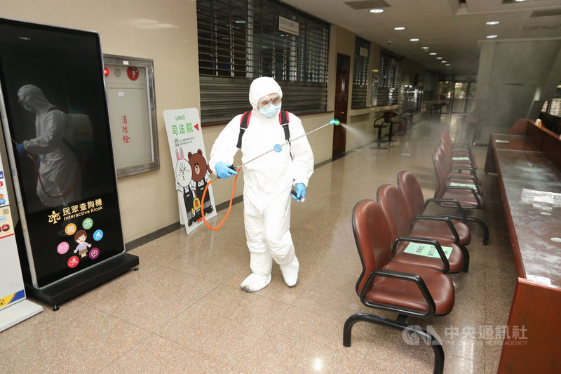 疫情急遽升溫,雙北地區15日起進入第3級防疫警戒,法務部、台北地方法院、台北地檢署所在的司法新廈15 日也全面加強消毒。中央社記者蕭博文攝 110年5月15日