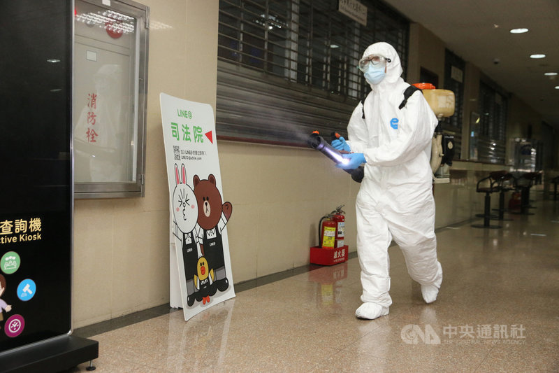 國內武漢肺炎確診病例暴增,雙北防疫警戒等級升為3級,法務部、台北地方法院、台北地檢署所在的司法新廈15日也安排工作人員進行全面噴消,加強防疫。中央社記者蕭博文攝 110年5月15日