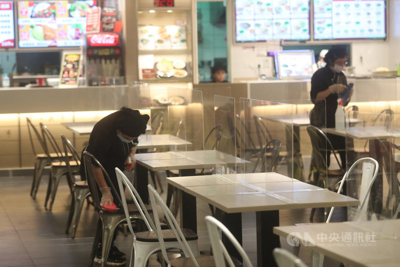 本土疫情急遽升溫,餐飲業者配合嚴格落實防疫工作,採行實聯制、來店人流與訂位控管等防疫措施,餐廳美食街也加強清潔消毒工作。中央社記者吳家昇攝 110年5月15日