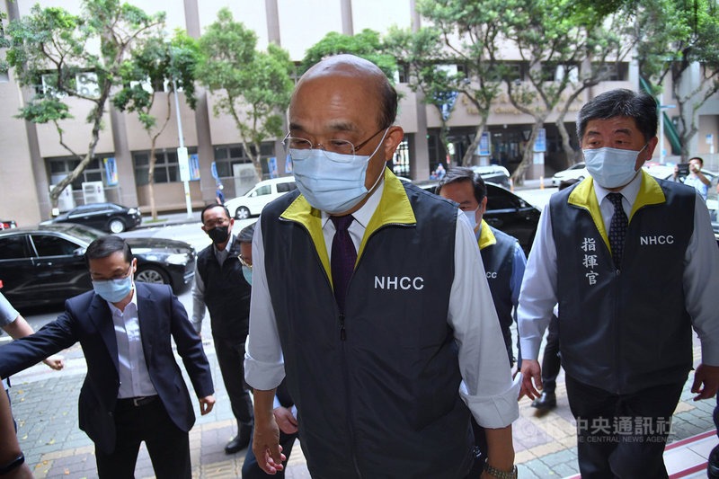 武漢肺炎疫情急遽升溫,雙北15日升至第3級警戒。行政院長蘇貞昌(前中)15日下午親自前往中央流行疫情指揮中心視察。右為指揮中心指揮官陳時中。中央社記者王飛華攝 110年5月15日