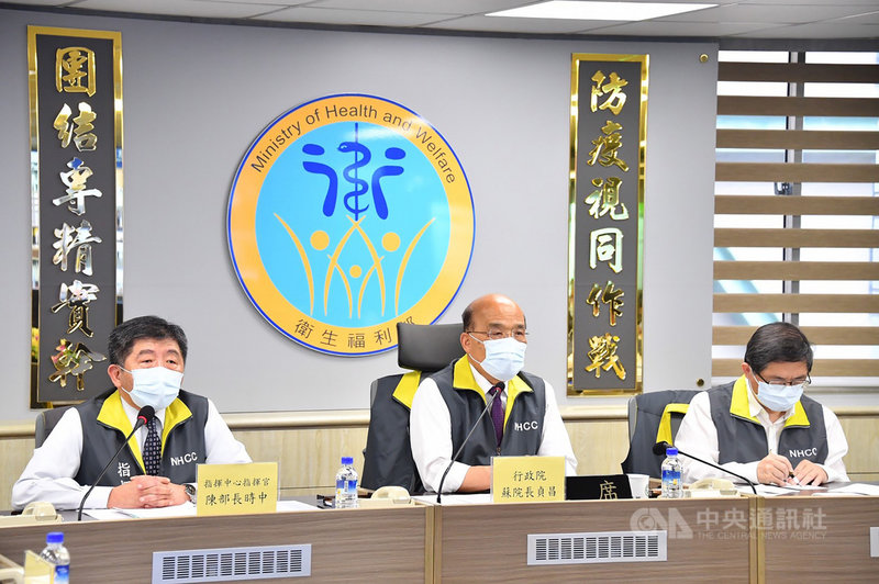 行政院長蘇貞昌(左2)15日視察指揮中心並與地方首長視訊連線。(行政院提供)中央社記者賴于榛傳真 110年5月15日