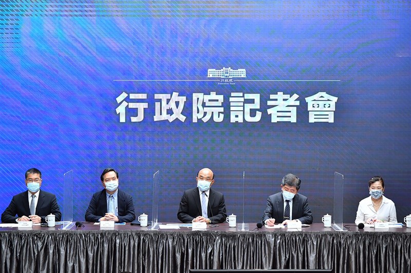 行政院15日舉行記者會,行政院長蘇貞昌(中)、發言人羅秉成(左2)、內政部長徐國勇(左)、衛福部長陳時中(右2)、經濟部長王美花(右)出席,會中宣布因應本土疫情升溫,台北市、新北市即日起至28日升至第3級警戒,須遵守9大防疫指引;全國防疫因應措施也調整加嚴。(行政院提供)中央社 110年5月15日