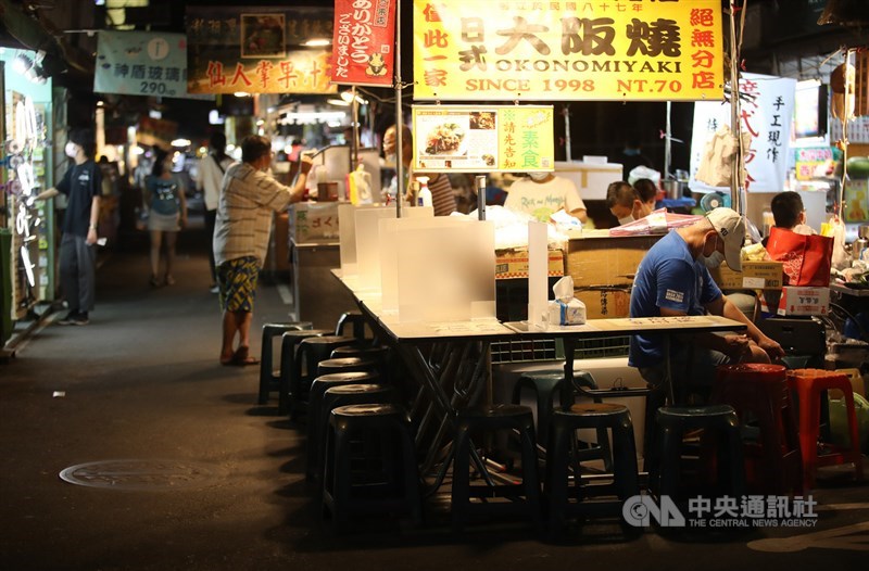 國內武漢肺炎本土確診個案大幅增加,台北市、新北市15日起進入3級防疫警戒,儘管是週六夜晚,以往熱鬧滾滾的饒河街觀光夜市如今只有零星人潮。中央社記者張新偉攝 110年5月15日