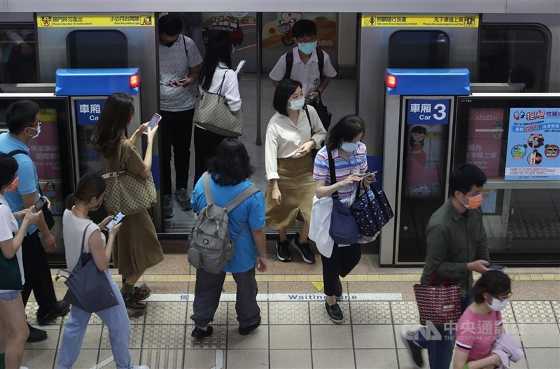 交通部15日說,新北市及台北市台鐵區間車及捷運將人流管制,分散尖峰人流(配合異地或遠距辦公,彈性時間)。(中央社檔案照片)
