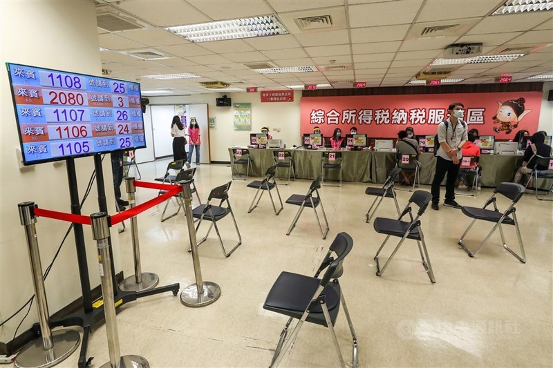 疫情升溫,財政部為了降低群聚風險,將暫停雙北、基隆市、桃園市及宜蘭縣的報稅臨櫃服務。圖為臨櫃報稅服務專區。(中央社檔案照片)
