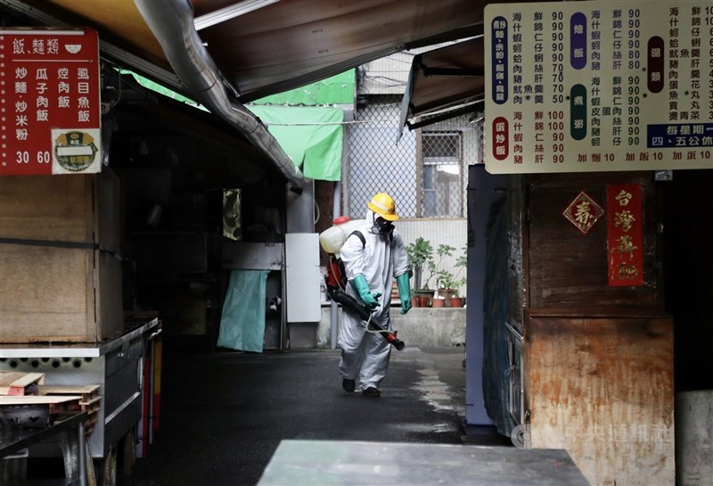 指揮中心15日公布最新基因定序結果,萬華茶藝館案確定感染英國變異株,與華航諾富特案、獅子會群聚案、宜蘭遊藝場相同。圖為北市環保局12日在萬華區展開大消毒。(中央社檔案照片)