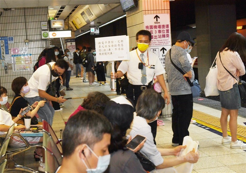 因應本土疫情升溫,台鐵局宣布,15日至28日針對雙北地區轄屬車站,週一至週五早上7時到9時及下午5時到晚間7時進行人流管制。圖為台鐵15日派員在月台舉牌,宣導禁止用站票搭乘。中央社記者施宗暉攝 110年5月15日