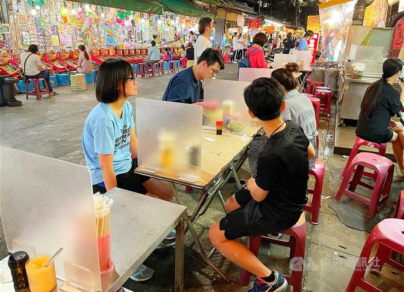 雙北即日起至5月28日升級第三級警戒,指揮中心指揮官陳時中15日表示,餐廳、小吃店都須落實實聯制,內用要有社交距離或隔板,做不到就改外帶或停業。(中央社檔案照片)