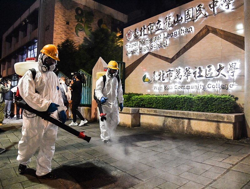 台北市環保局人員13日晚間在龍山國中周邊進行例行性防疫消毒作業,針對學校外圍人行道全面消毒,盼提供民眾安心無虞的公共空間。中央社記者鄭清元攝 110年5月13日