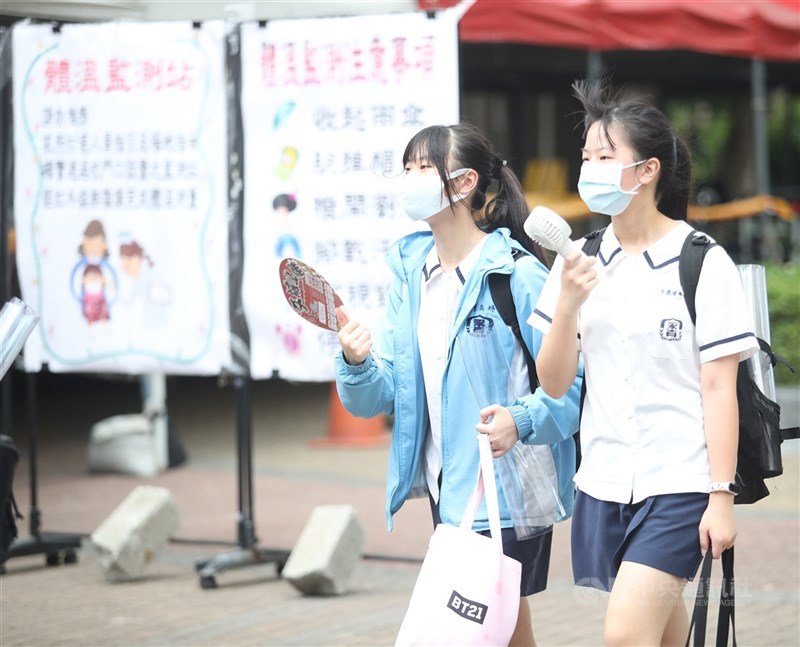 國中教育會考將於15、16日舉行,超過20萬名考生上陣,14日下午3時到5時開放看考場,配合防疫須全程戴口罩。有考生準備扇子、小型風扇,吹風降溫。中央社記者張新偉攝 110年5月14日