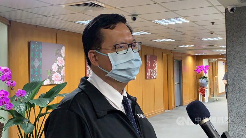 桃園市長鄭文燦15日下午表示,北北基桃是同一個生活圈,商務、生活往返密切,雙北現在被列為熱區,為採取嚴謹防疫原則,桃園市防疫等級從目前2級提升為準3 級,除了「室內5人、室外10人」聚會的部分不比照,採取實名制彈性作法外,其他8項比照雙北辦理。中央社記者葉臻攝 110年5月15日