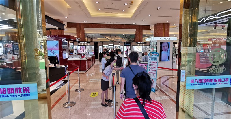 雙北疫情升溫,台中市目前仍開館營業的各大百貨公司皆加強防疫工作,包括台中大遠百、廣三SOGO、大魯閣新時代購物中心等,都全面實施入館量測體溫、戴口罩,一律採實聯制,並協助消費者做手部消毒等。(百貨業者提供)中央社記者郝雪卿傳真 110年5月15日