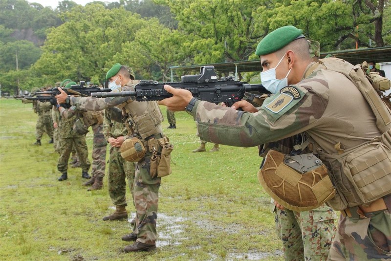 日本、美國及法國3國陸上部隊首度在日本境內進行聯合訓練，希望強化對中國嚇阻力。圖為美軍陸戰隊12日射擊訓練。（圖取自twitter.com/jgsdf_gcc_ardb）