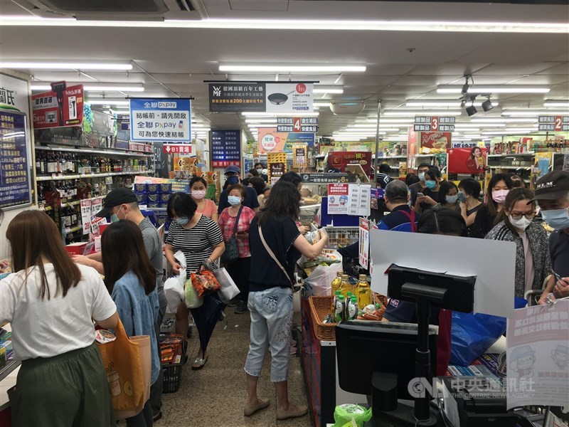 台北市、新北市5月15日起至5月28日升級第三級警戒,15日上午有超市已見人潮。(中央社)