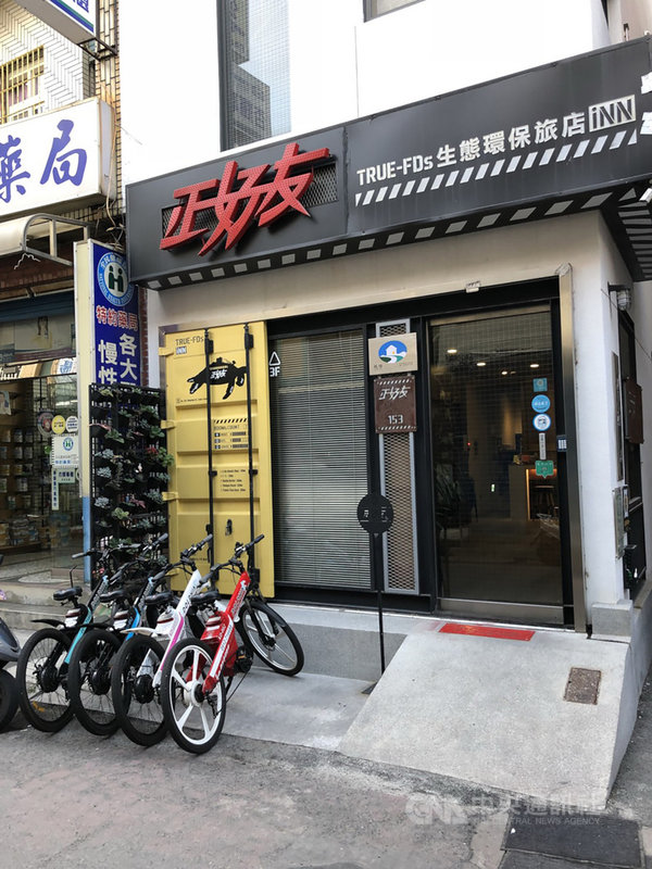 國內武漢肺炎疫情嚴峻,屏東縣琉球鄉觀光發展協會發起小琉球民宿業者休業、餐飲業者盡量只提供外帶,停止內用等。截至15日晚間8時,已有近40家民宿業者響應暫時休業。圖為已公告暫停營業至6月8日的旅宿業者之一。(業者提供)中央社記者郭芷瑄傳真 110年5月15日