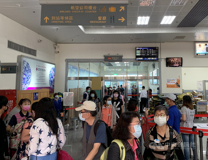 台灣武漢肺炎疫情升溫,馬祖觀光旅遊也受影響,截至14日各家旅宿退房率逾5成,還在持續增加;部分旅行社自主取消團體遊客,也有部分餐廳暫停營業。中央社記者邱筠攝 110年5月15日