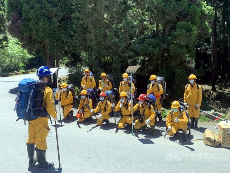 嘉義林管處轄管玉山事業區第52林班的八通關杜鵑營地附近16日發生森林火災,因地處偏遠,搶救人力先搭乘直升機至火場附近,後續再攀爬到現場。(嘉義林管處提供)中央社記者黃國芳傳真 110年5月16日