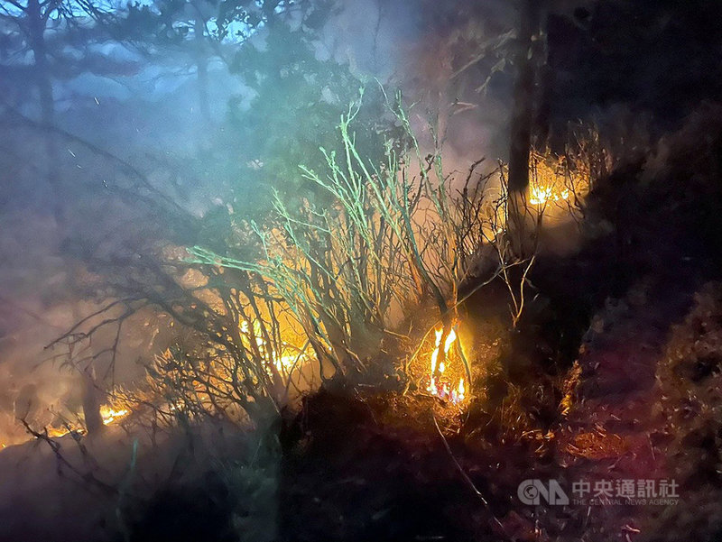 嘉義林管處轄管玉山事業區第52林班的八通關杜鵑營地附近16日發生森林火災,因地處偏遠,人員須步行約3天,已先請求直升機支援投水滅火。(嘉義林管處提供)中央社記者黃國芳傳真 110年5月16日