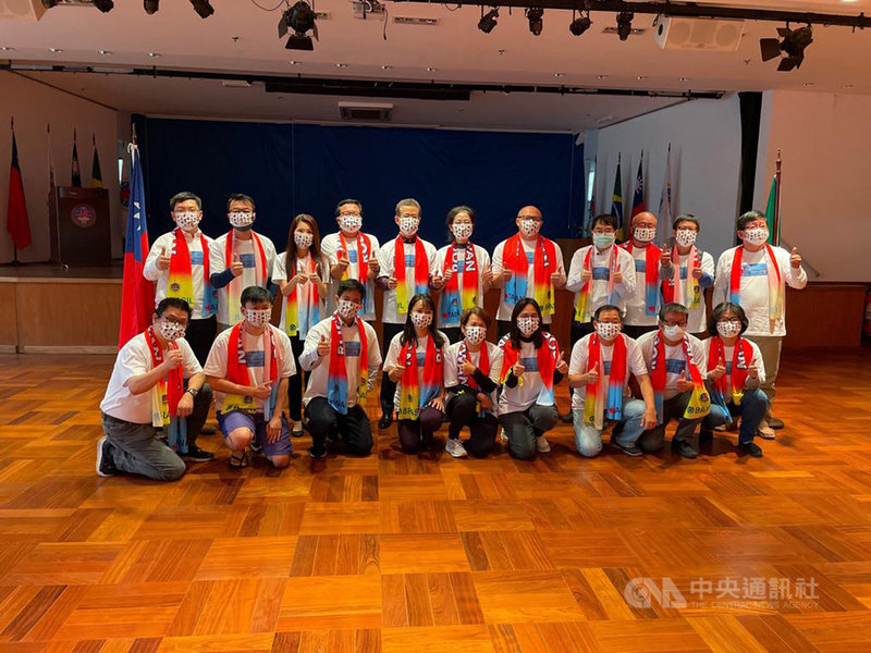 巴西聖保羅僑社於當地時間15日舉辦車隊遊行,推促台灣參與世衛組織。圖為中華民國駐巴西聖保羅經濟文化辦事處處長馮光中夫婦(後排左5、6)與部分車隊人員於出發前合照。(聖保羅辦事處提供)中央社記者唐雅陵聖保羅傳真 110年5月16日