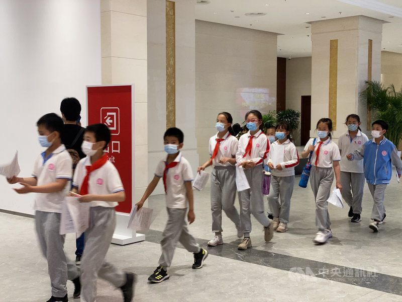 時值中共百年黨慶,北京香山革命紀念館人潮紛至沓來,連學校都安排小學生到場「學黨史」。中央社記者繆宗翰北京攝 110年5月16日