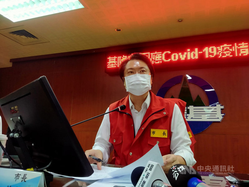 基隆市長林右昌16日主持疫情會議後表示,有關市府人事運作,17日起到6月14日採取彈性分流上班,擴大彈性上、下班時段,並鼓勵輪休。中央社記者王朝鈺攝 110年5月16日