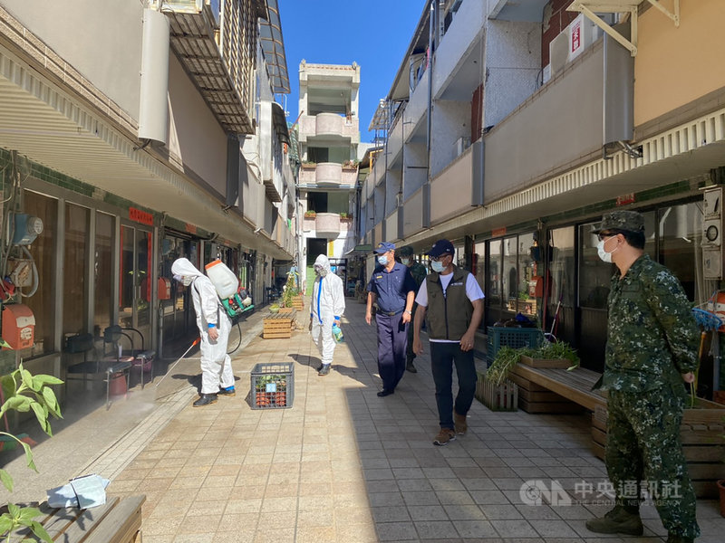 馬祖接獲中央流行疫情指揮中心通知,一名確診者日前曾到馬祖當地旅遊,縣府在掌握確診者路徑後,動員到各足跡點及大眾運輸加強清潔消毒。(連江縣政府提供)中央社記者邱筠馬祖傳真 110年5月16日