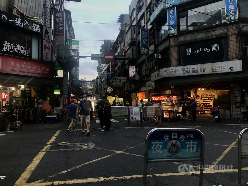 為保護民眾安全和健康並為防疫一起努力,基隆愛四路夜市攤商開會決議自17日凌晨0時起將自主停業1週,預計24日下午4時恢復營業。中央社記者王朝鈺攝 110年5月16日