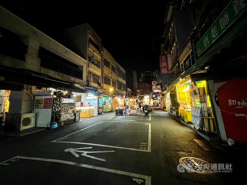 台北饒河街夜市間遊客零星，只有少數店家及攤販營業。中央社記者裴禛攝 110年5月16日