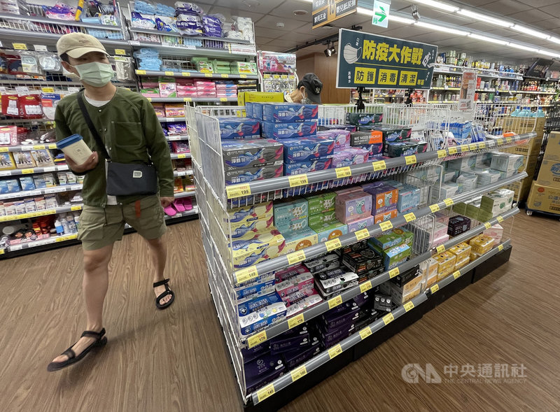 國內武漢肺炎疫情升溫,雙北防疫升為第3級警戒,16日不少賣場泡麵、生鮮、蔬果貨架依然近乎被掃空,不過口罩貨源相對充足。中央社記者鄭傑文攝 110年5月16日